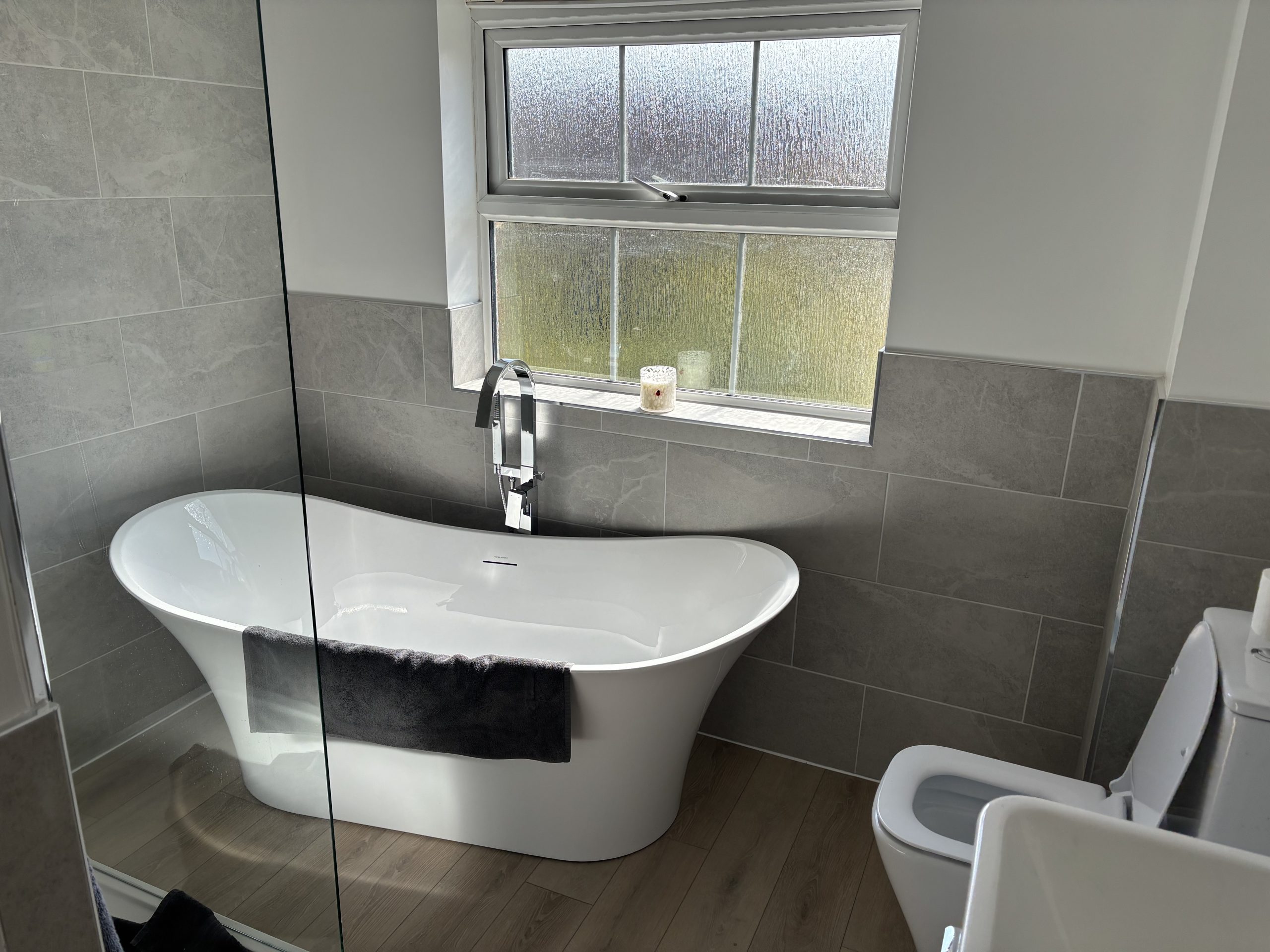 Walk-in shower and freestanding bath (2)