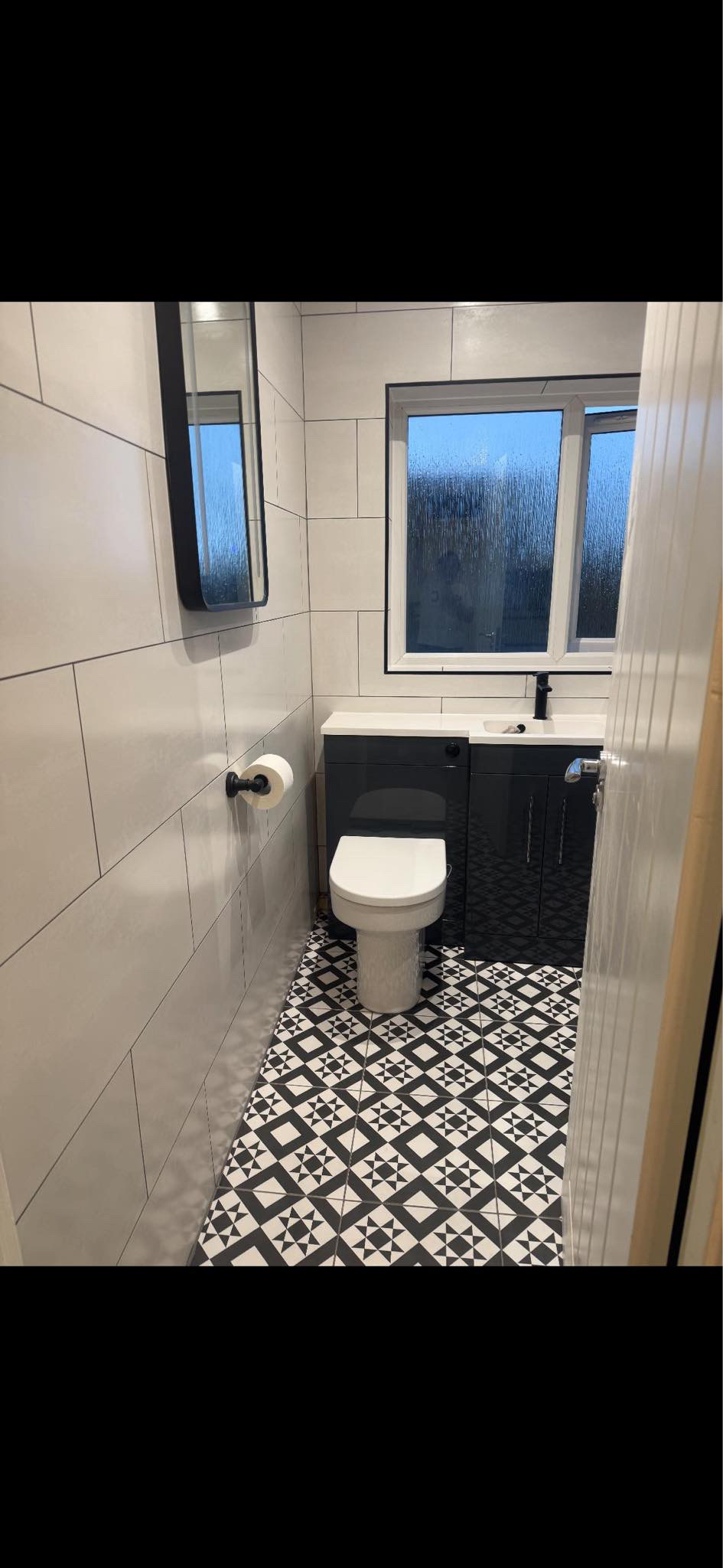 Feature-tile bathroom with black fittings (2)