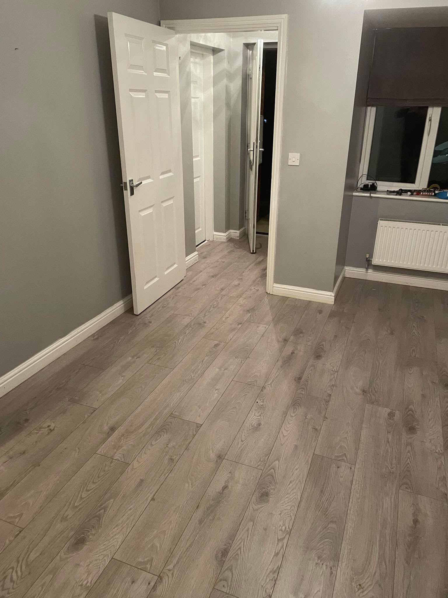 Wood-effect flooring installation (16)