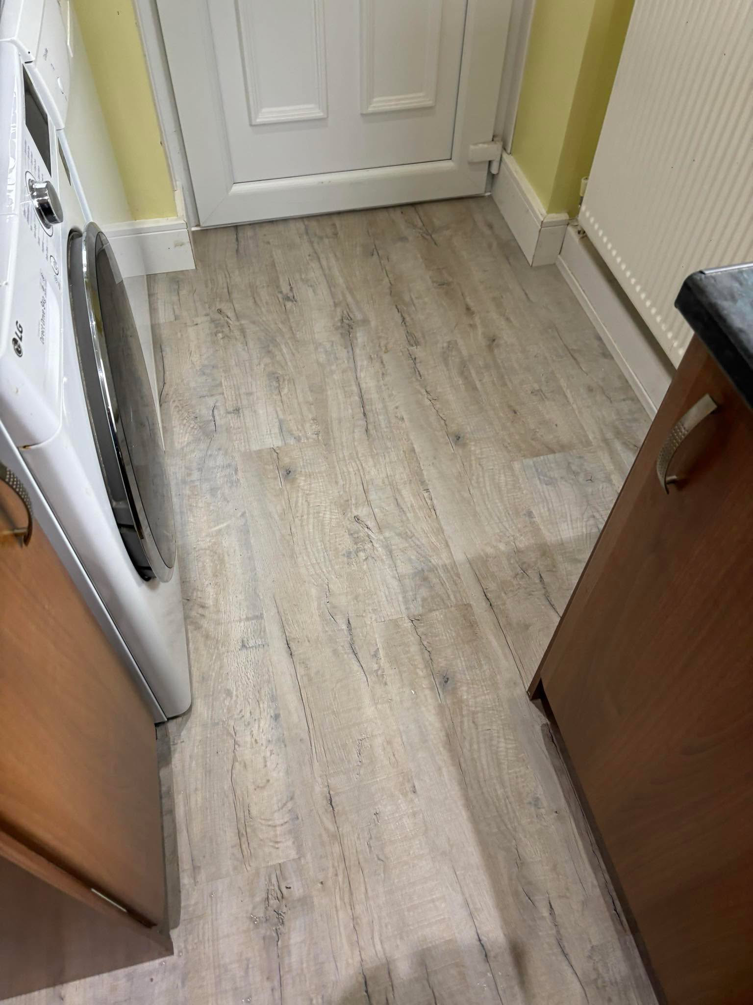 Wood-effect flooring installation (21)