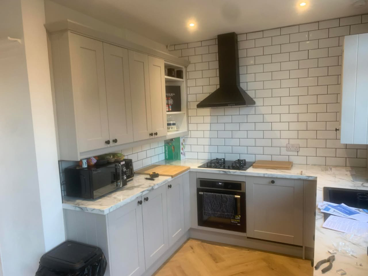 Dark compact kitchen installation (3)