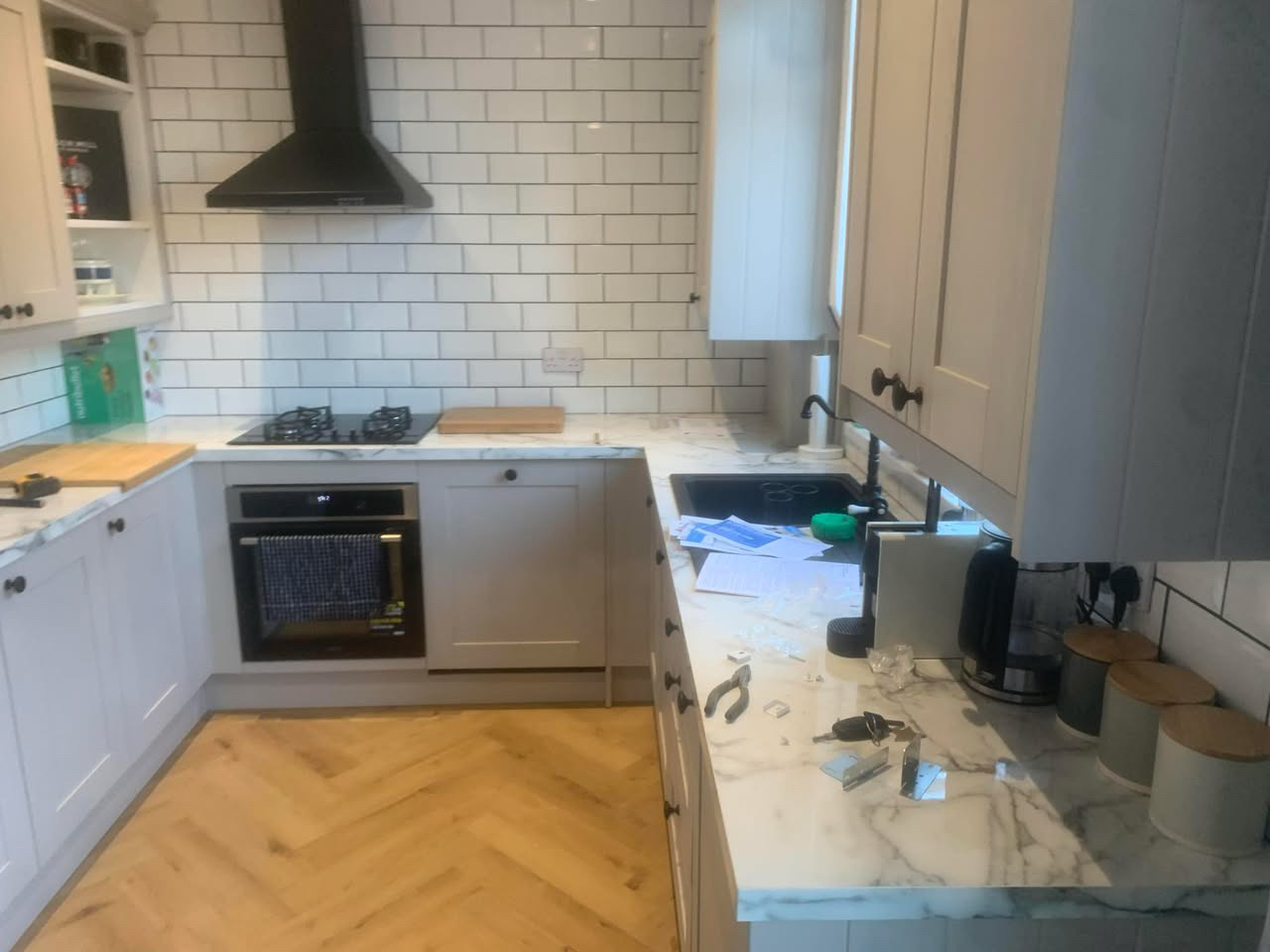 Dark compact kitchen installation (4)
