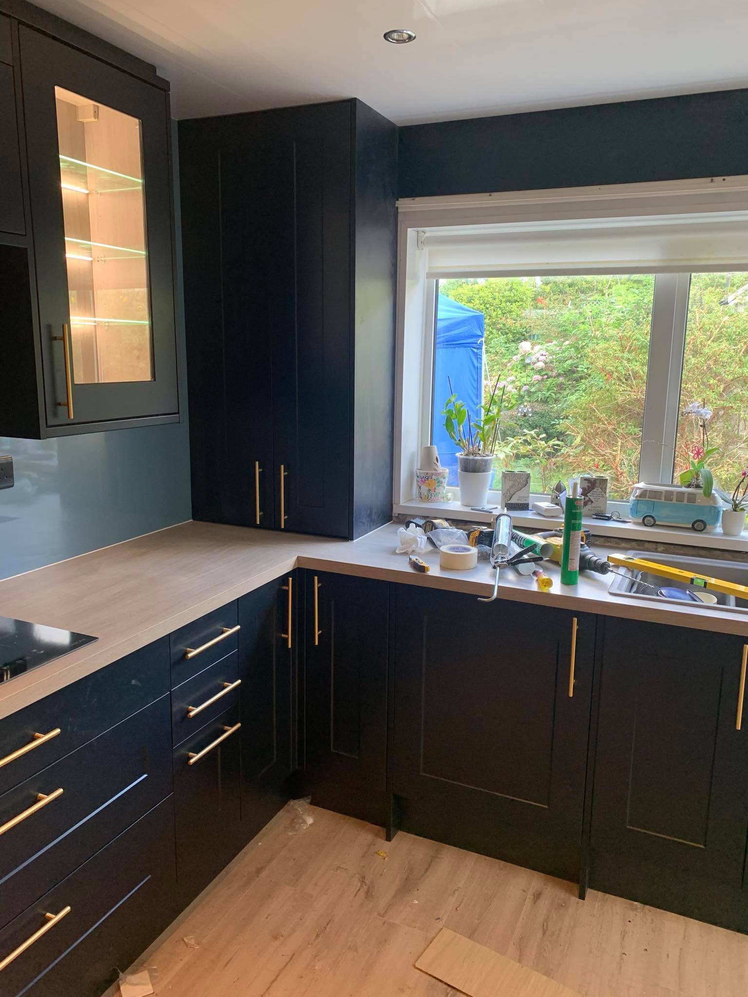 Dark compact kitchen installation (5)