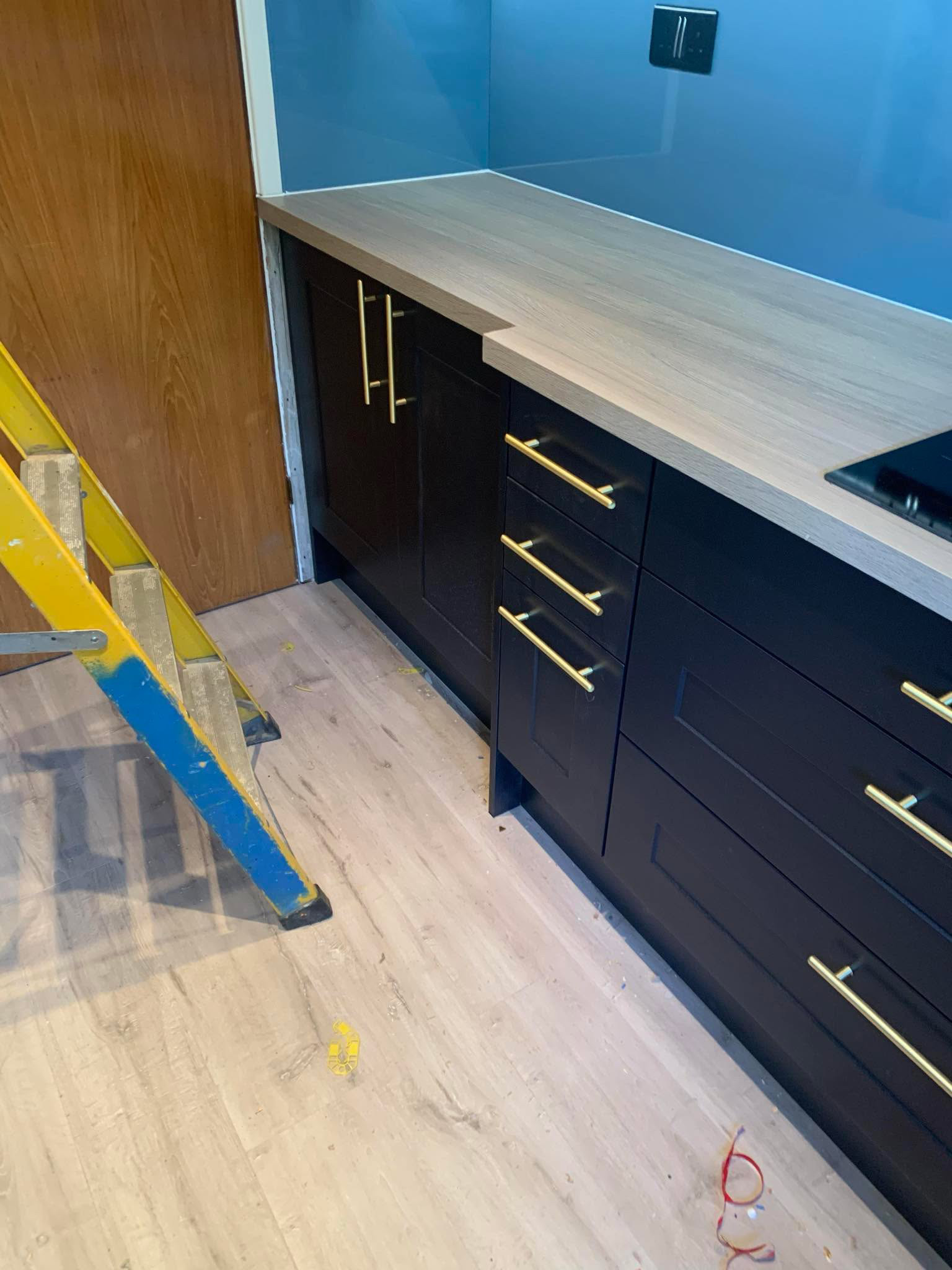 Dark compact kitchen installation (6)