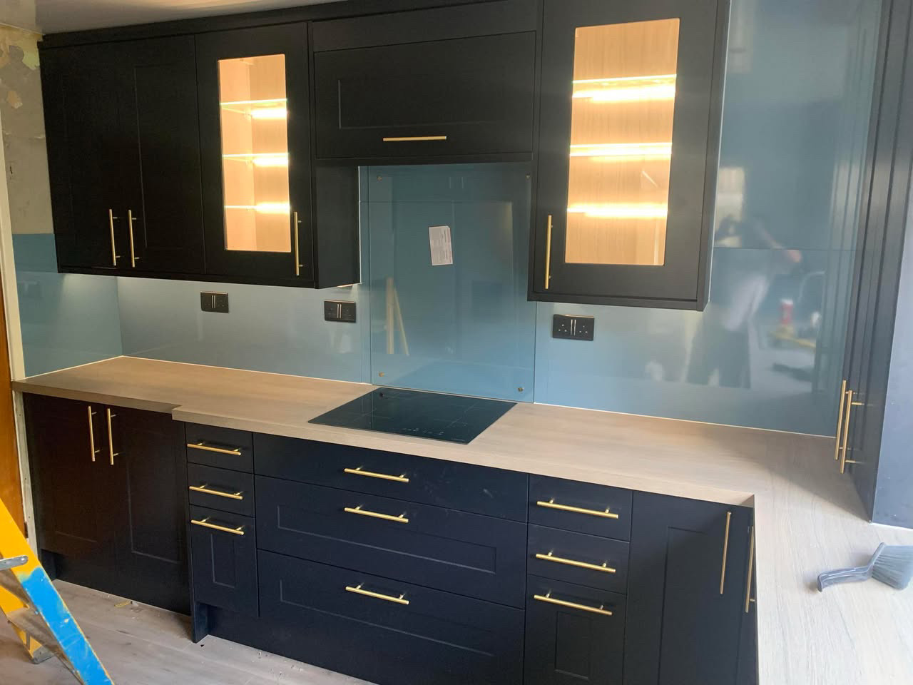 Dark compact kitchen installation (7)