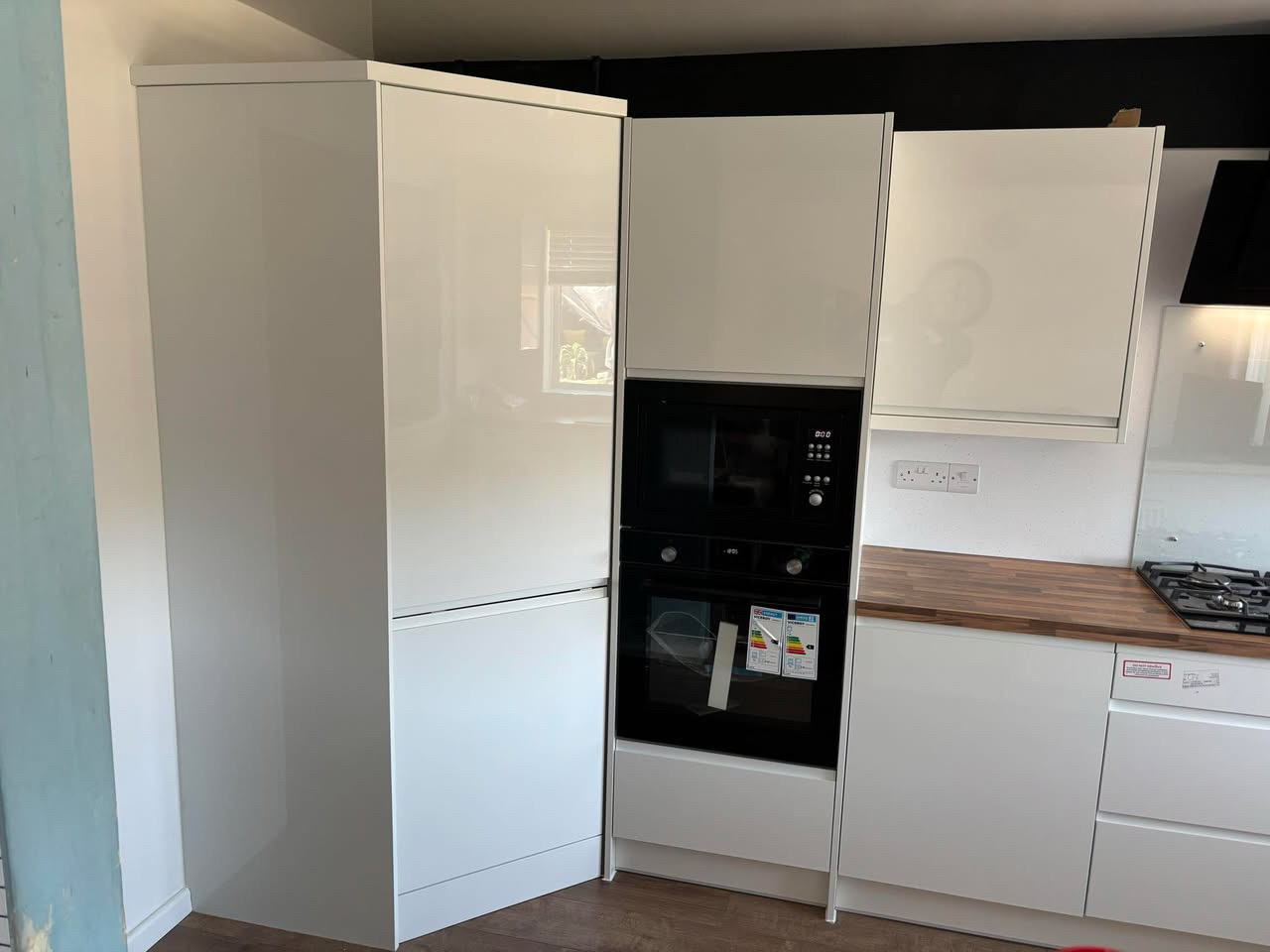 White gloss kitchen with timber worktop (2)