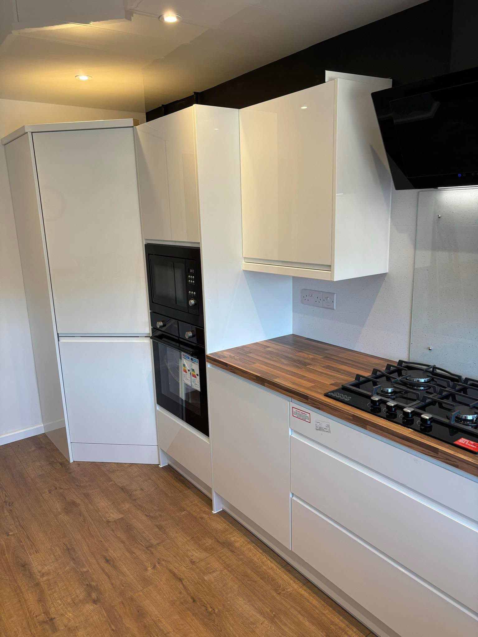 White gloss kitchen with timber worktop (3)