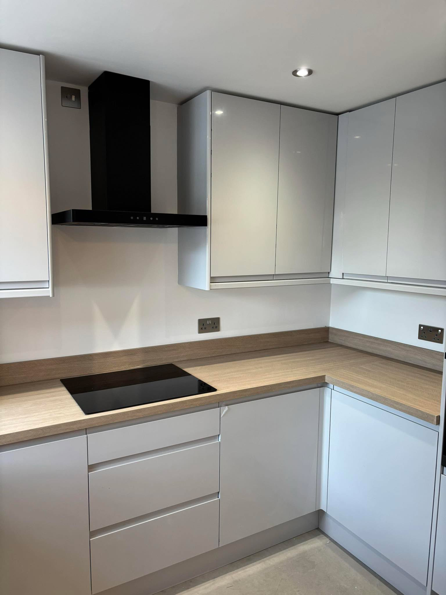 White gloss kitchen with timber worktop (4)