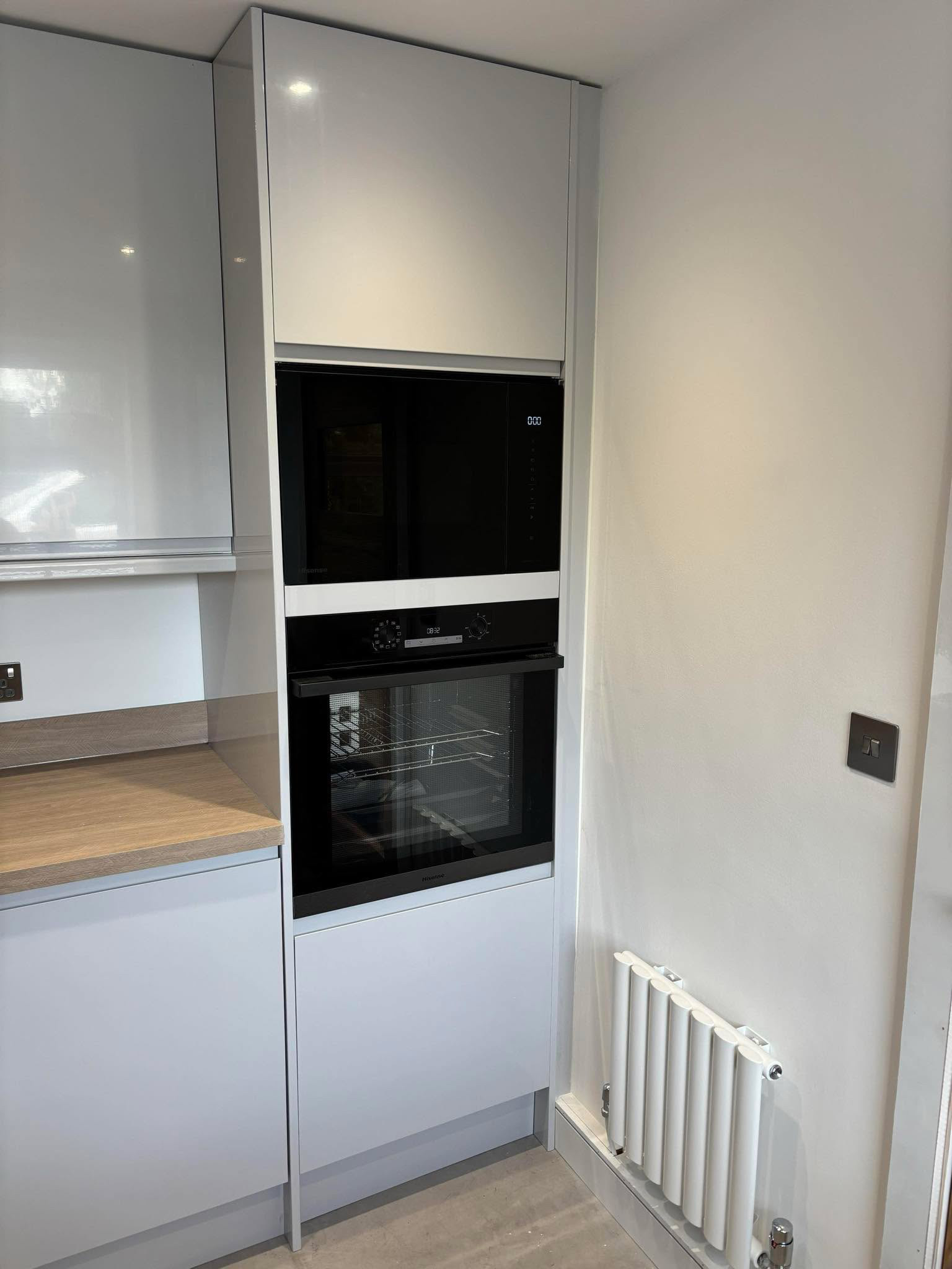 White gloss kitchen with timber worktop (5)