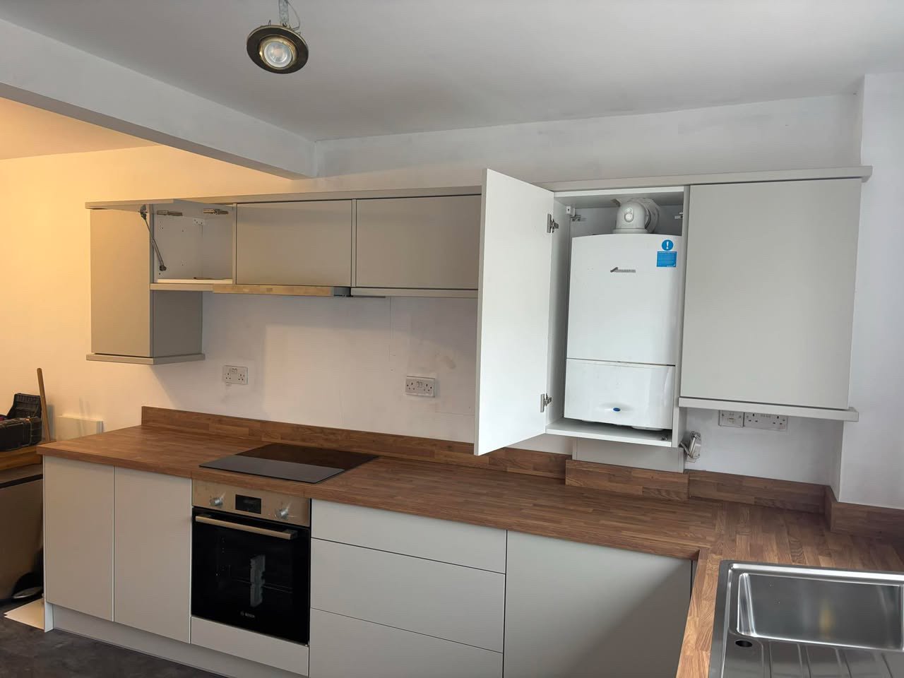White gloss kitchen with timber worktop (7)