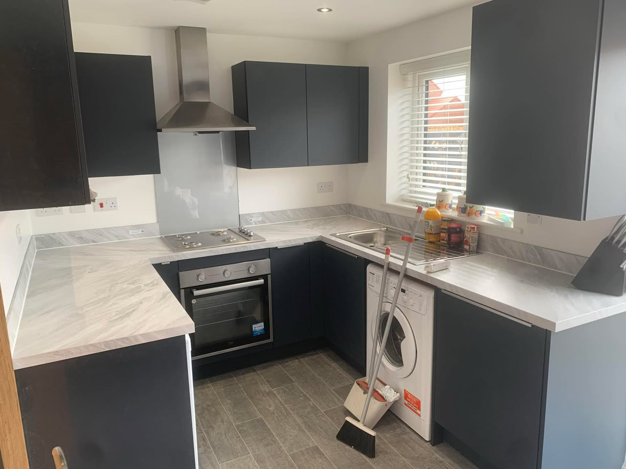 Dark compact kitchen installation (8)