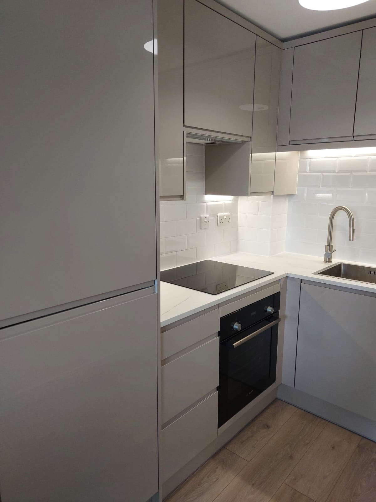 Grey gloss handleless kitchen (1)