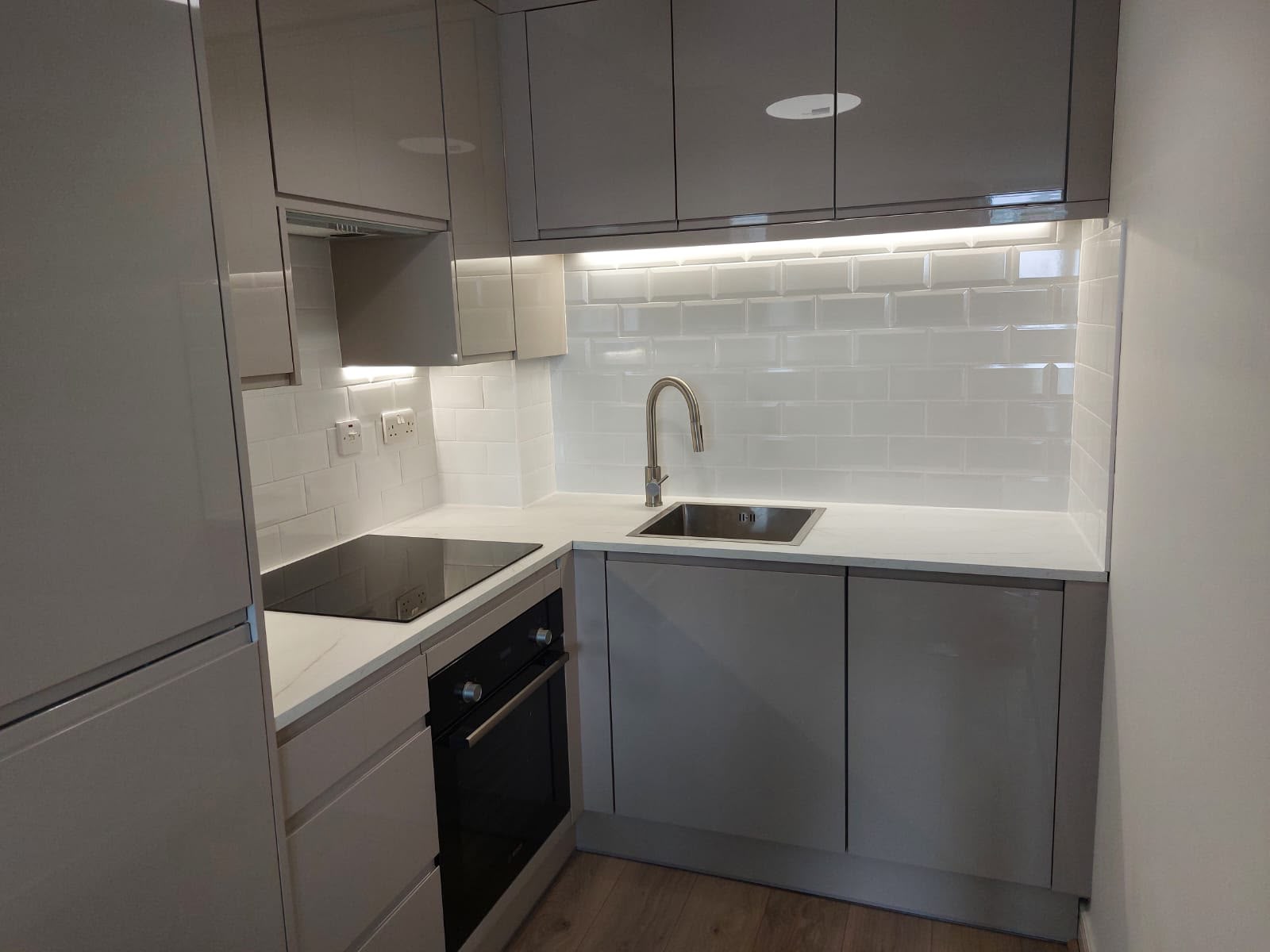 Grey gloss handleless kitchen (2)