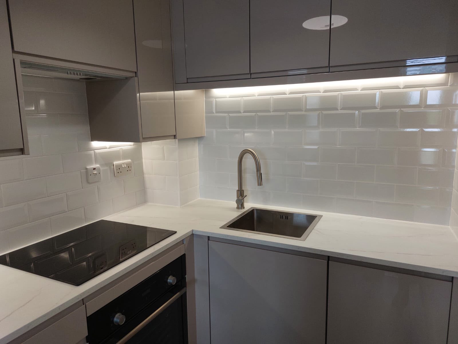 Grey gloss handleless kitchen (3)
