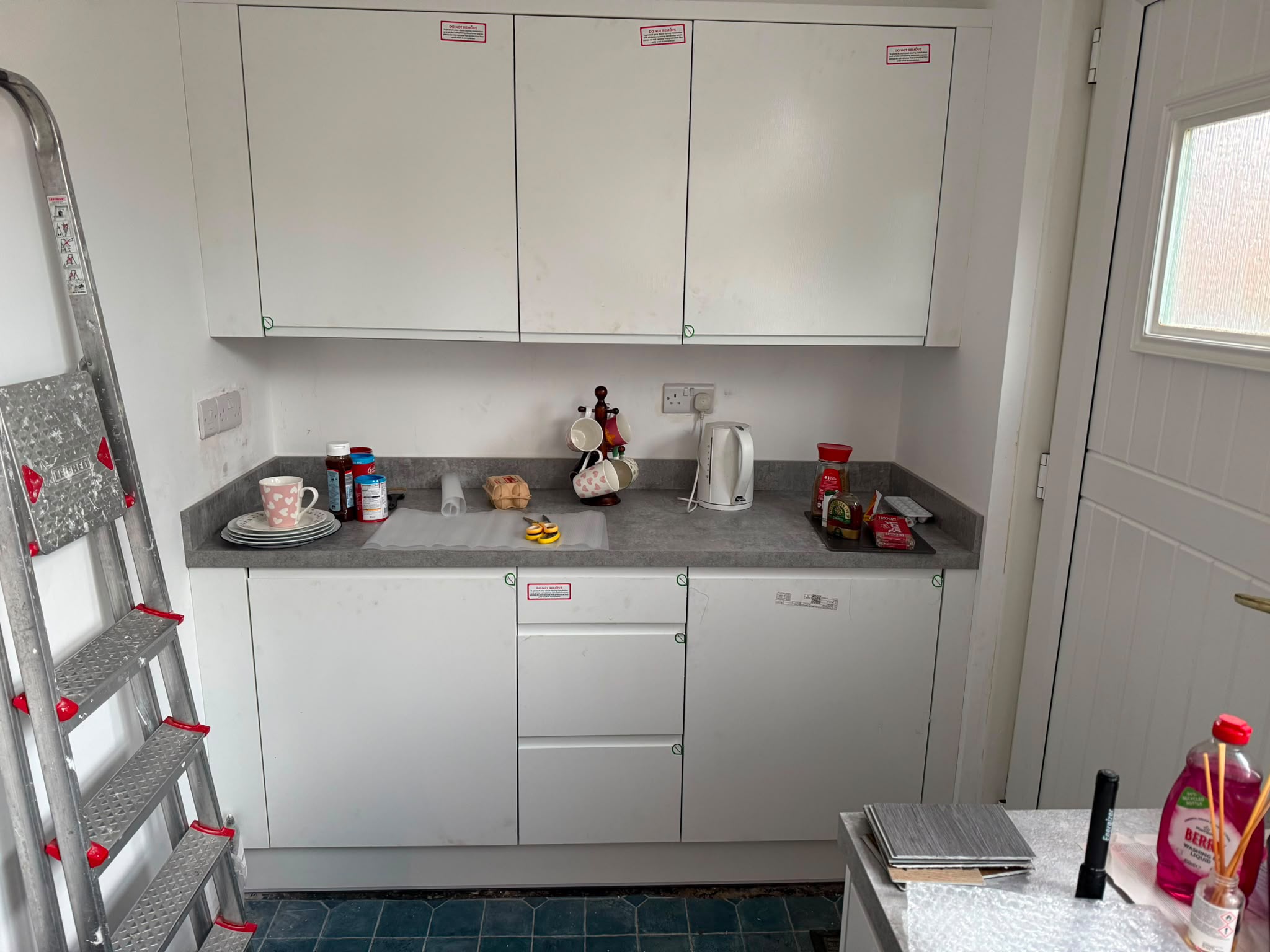 White gloss galley kitchen (4)