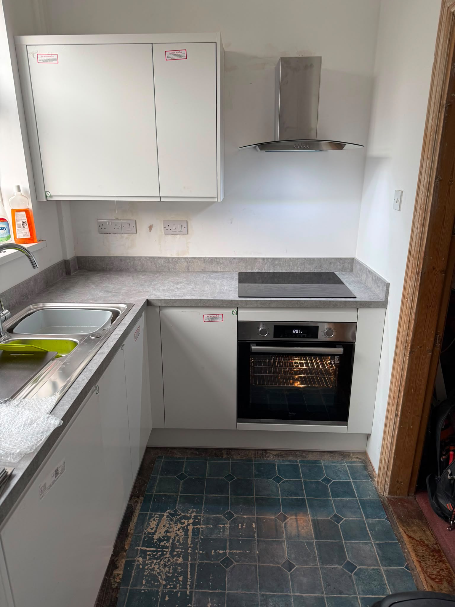 White gloss galley kitchen (5)