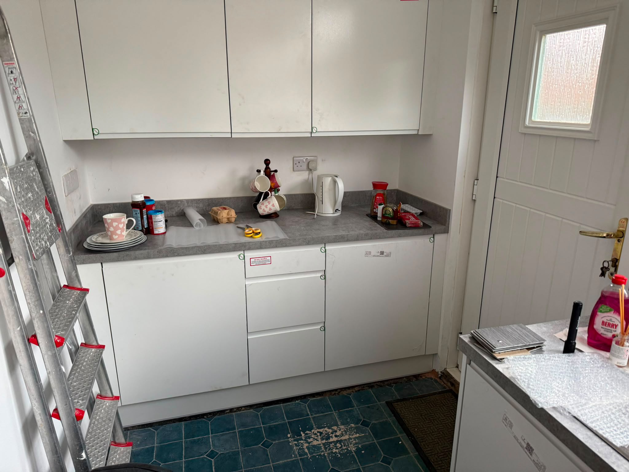 White gloss galley kitchen (7)