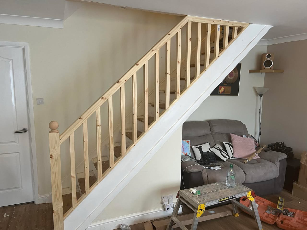 Pine newel staircase (3)