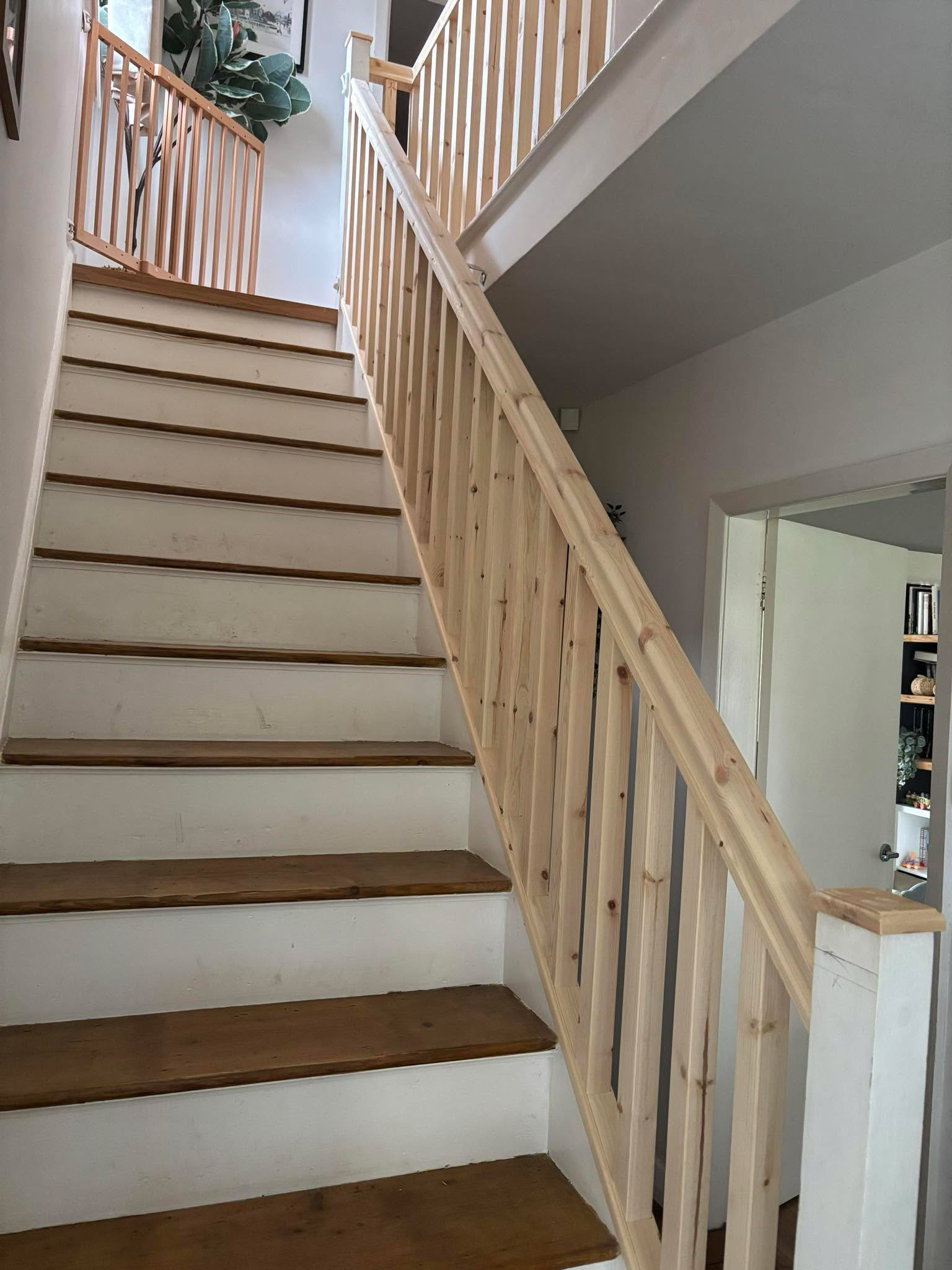 Pine newel staircase (15)